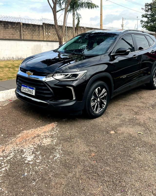 Chevrolet Tracker preto do transporte executivo da Marethur, em Goiânia