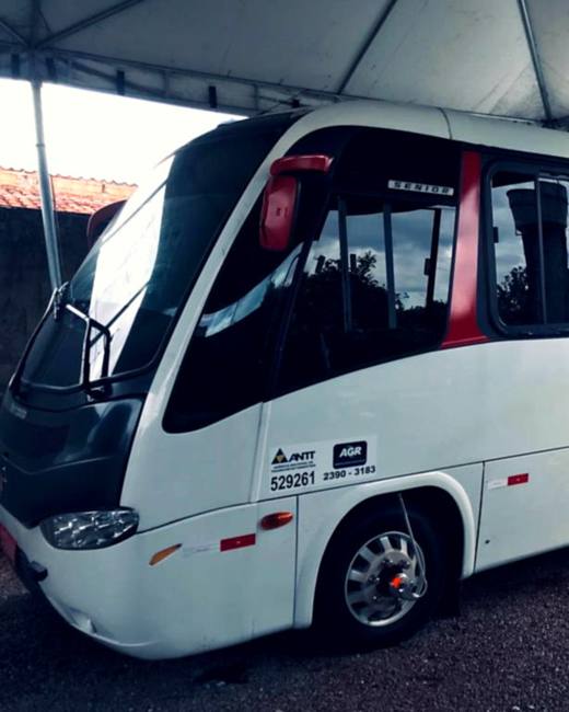 Micro-ônibus Marcopolo Senior branco e vermelho da Marethur, com registro ANTT e AGR
