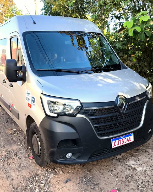 Van Renault Master prata da frota Marethur, registro ANTT e AGR visível