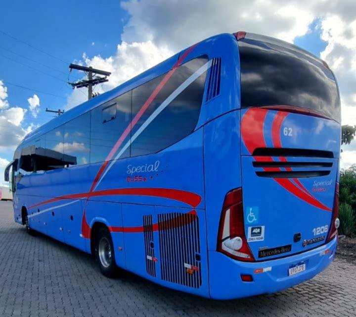 Ônibus rodoviário da Marethur estacionado, visto pela traseira, com céu aberto